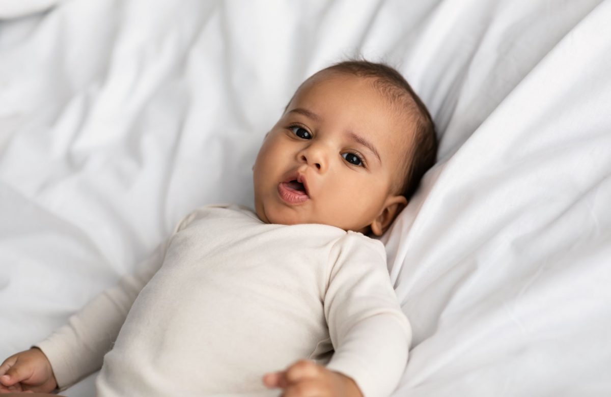 Como aliviar a tosse do bebê durante a noite?