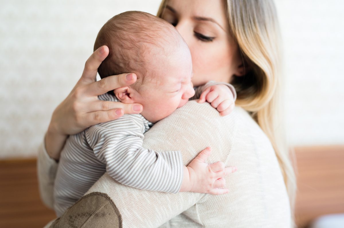 “Meu bebê recém-nascido chora muito”: veja o que fazer!