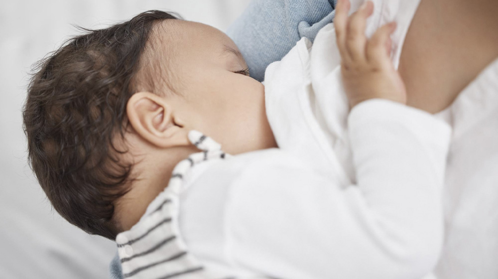 Bebê chora depois de mamar: o que pode ser e quando observar